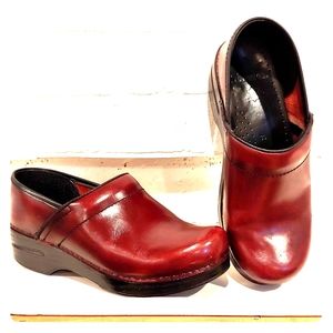 Dansko Cabrio Red Pro clogs 9 US/ 39 EUR